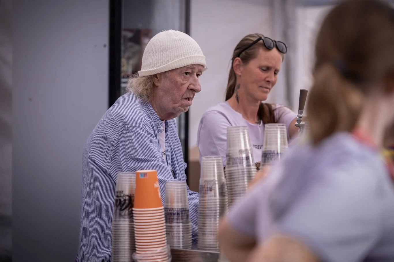 M&aring;nefestivalen er bygget p&aring; frivillighet &ndash; fra f&oslash;rste spadetak til siste nedrigg. I &aring;r er rundt 400 frivillige med p&aring; &aring; skape den helt spesielle m&aring;nestemningen som festivalen er kjent for. De st&aring;