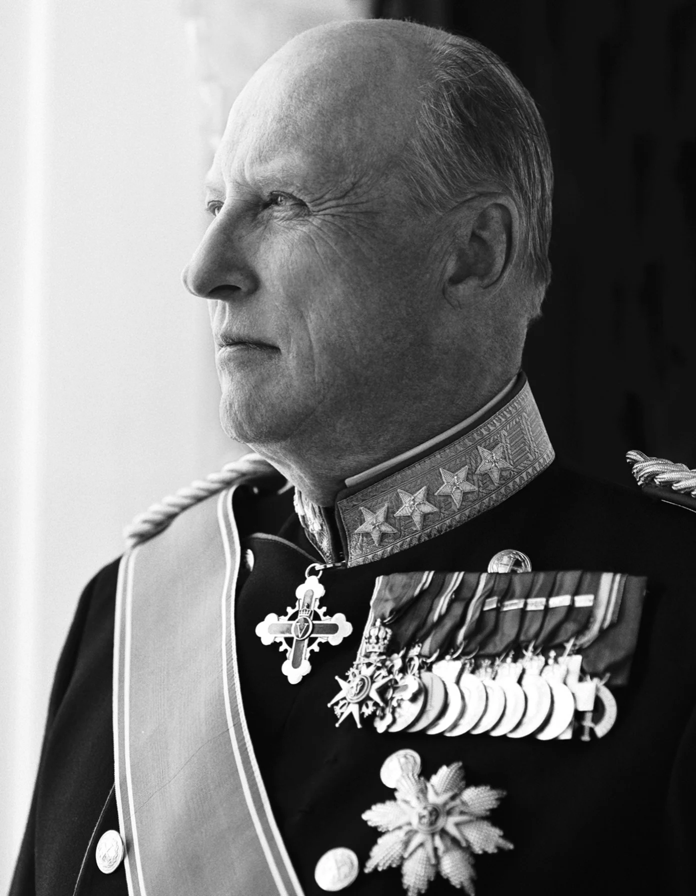 Hans Majestet Kong Harald V 🇳🇴 Kongen v&aring;r.

Gjennom et langt liv har han v&aelig;rt en samlende kraft og et varmt symbol p&aring; trygghet, fellesskap og kj&aelig;rlighet til landet v&aring;rt.

Kong Harald hadde ogs&aring; et stort hjerte fo