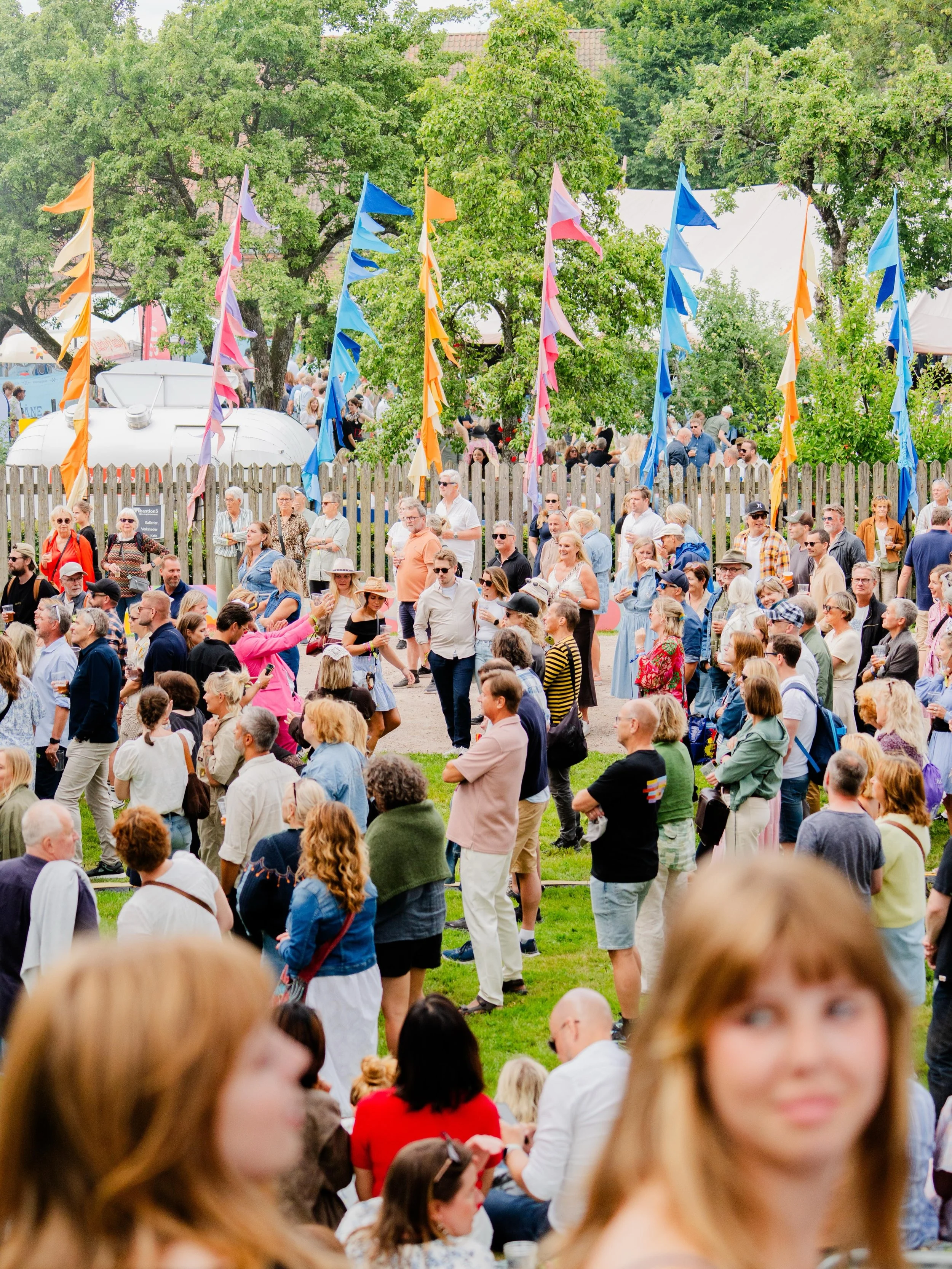 M&aring;nefestivalen 🌙 Omringet av majestetiske tr&aelig;r og historiske bygninger 🤩 Den mest sjarmerende festivalen vi vet om!! 🩵

#m&aring;nefestivalen #gamlebyen #fredrikstad #oldtown
📸 @carlos.rollan