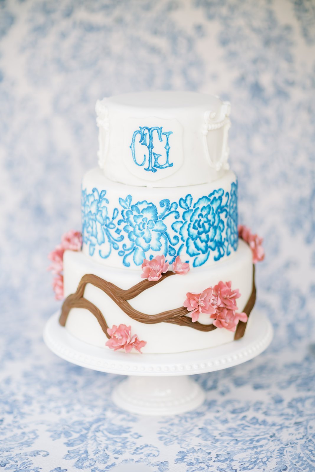 Peterloon Estates Cincinnati Wedding Planner Cake.jpg