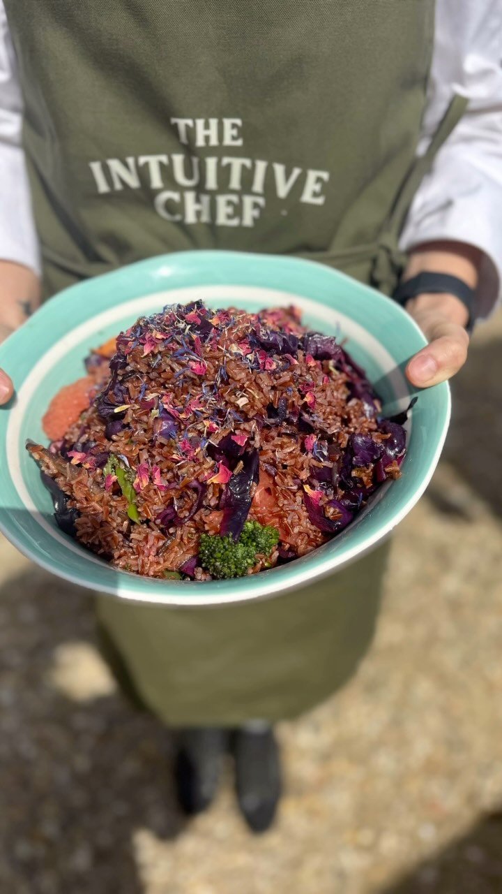 What a whirlwind yet wonderful few days cooking for @orchardleigh_wellness_retreat and a gorgeous group of guests. Bespoke menus aimed to aid digestion and reduce inflammation, as well as delight all senses ๐ Fun fact: across 24 hours, guests enjoye