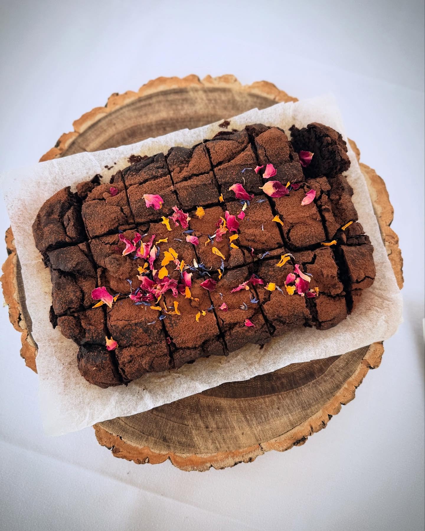 BLACK BEAN BROWNIES
A gluten-free, vegan bake that EVERYONE can enjoy at this weekend's wellness retreat. And no you can't taste the black beans but you can enjoy a fudgy intense hit of chocolate protein!
#privatechef #wellnesschef #retreat #vegan #