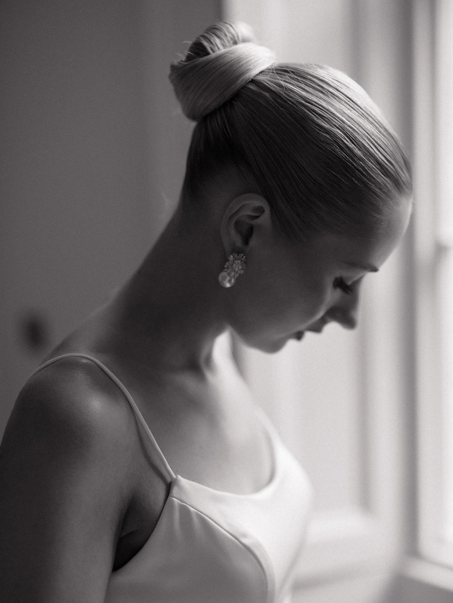 Getting ready moments with Sara
.
.
.
#aswarbyrectory #firstandlasts #heyheyhellomay #letsgetlost #thelane  #luxurywedding #justengaged #bridalinspo #futuremrs #realbride #luxuryweddings #thedailywedding #visualcoop #imengaged #authenticlovemag #mode