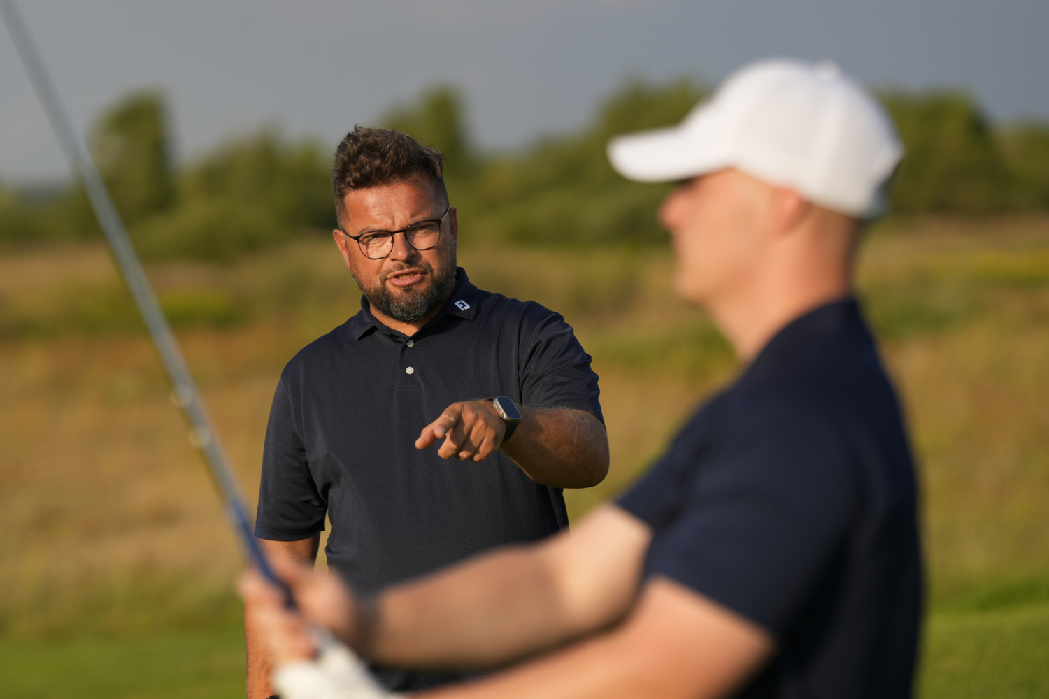Trener Budaj podczas treningu gry na polu golfowym