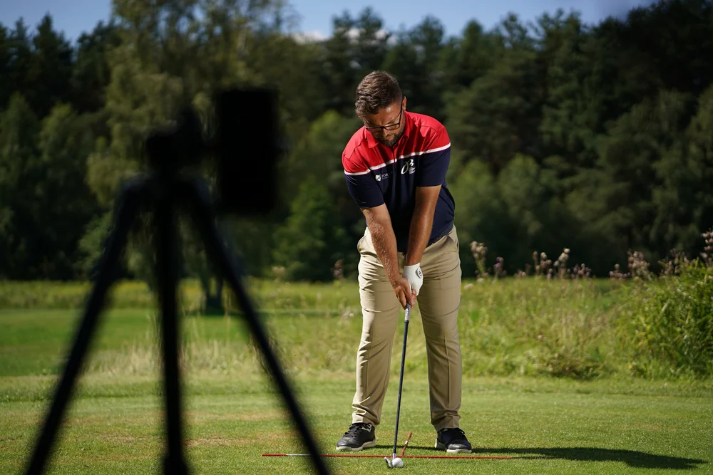 Trening gry na pełnowymiarowym polu golfowym z wykorzystaniem kamery
