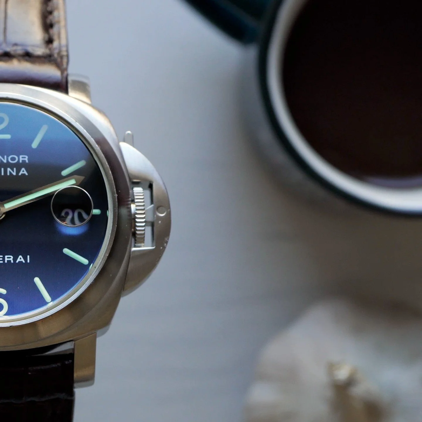 You don't need to see the brand on the dial, the second you see this iconic crown guard you know you're looking at a @panerai
-
Watch my full review of the Luminor PAM00070 - Link in Bio @shahlusso 👈🏼
-
Watch lent in by @chronext 
-
#panerai #paner