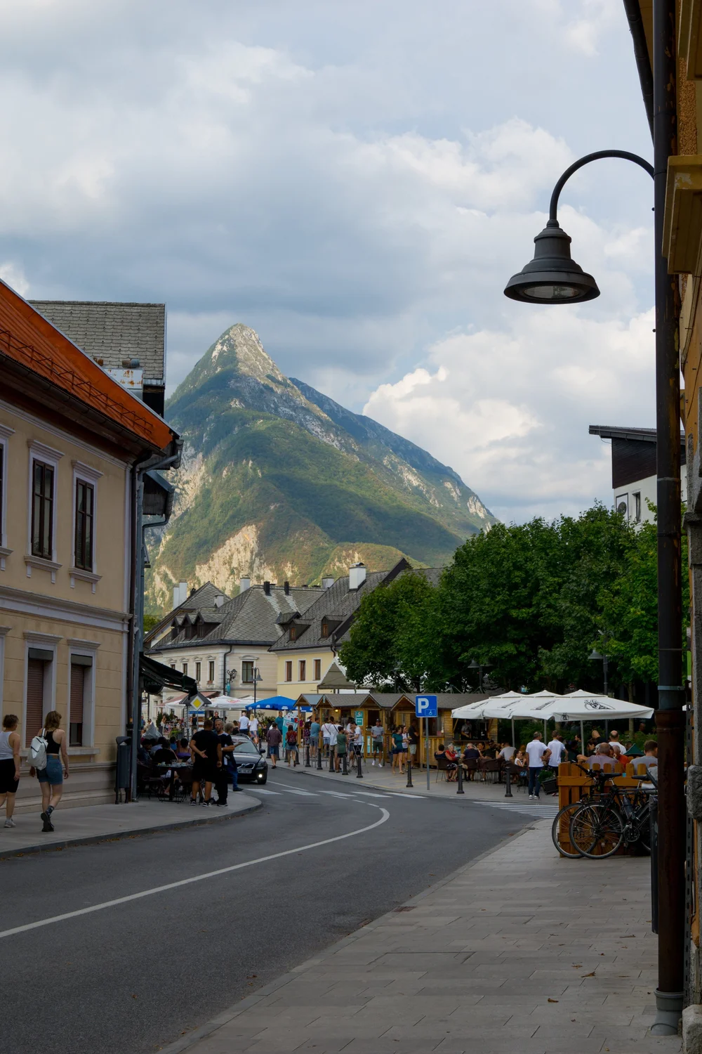  Bovec by med bjergene i baggrunden.  