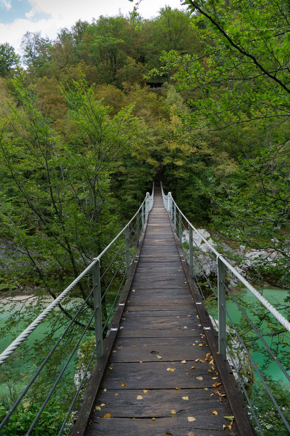  Hængebroen vi skulle over for at nå Kozjak-vandfaldet.  