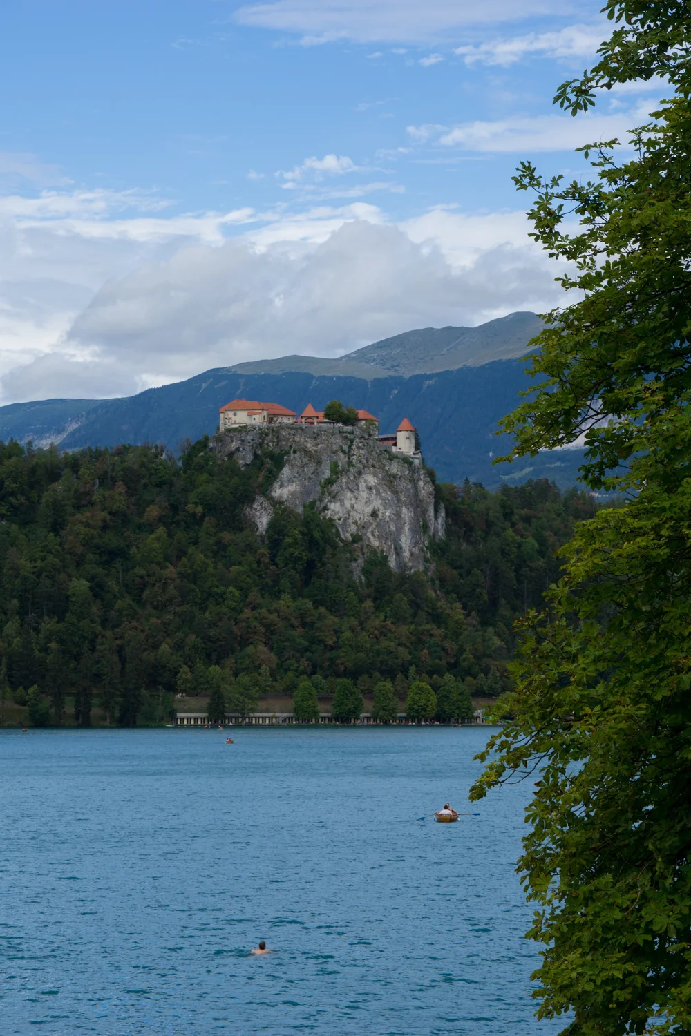  Bled-slottet set fra breden af Bled-søen.  