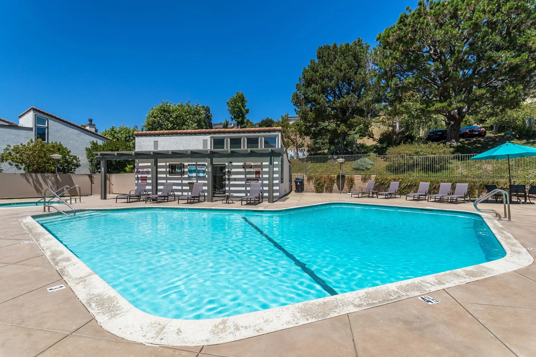 17109 Palisades Circle - MLS & Instagram Size (35).jpg