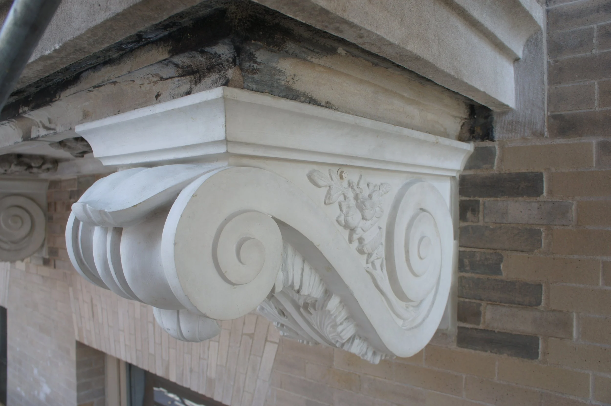 The Hadrian-24-New balcony bracket.JPG