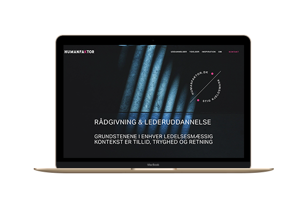 laptop der viser forsidebanner af skræddersyet hjemmeside design for humanfaktor -