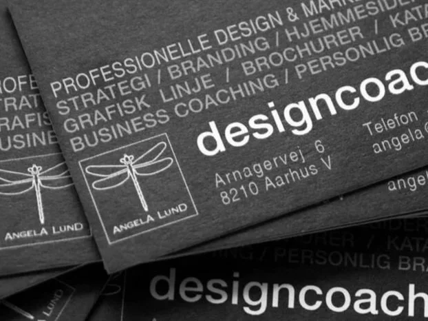 Visitkort for designcoach Angela Lund med kontaktoplysninger og grafisk logo af en guldsmed.