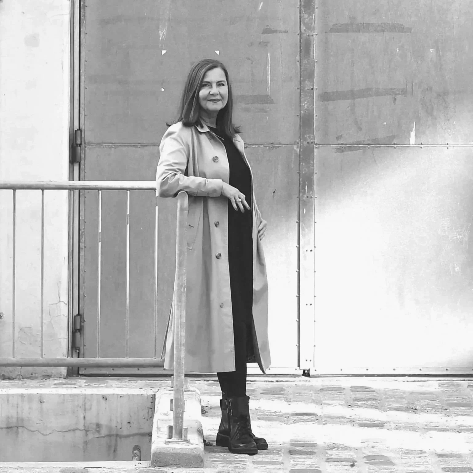 Designcoach, webdesigner og brandarkitekt Angela Lund fotograferet ude, foran en port i Filmbyen Aarhus, Danmark