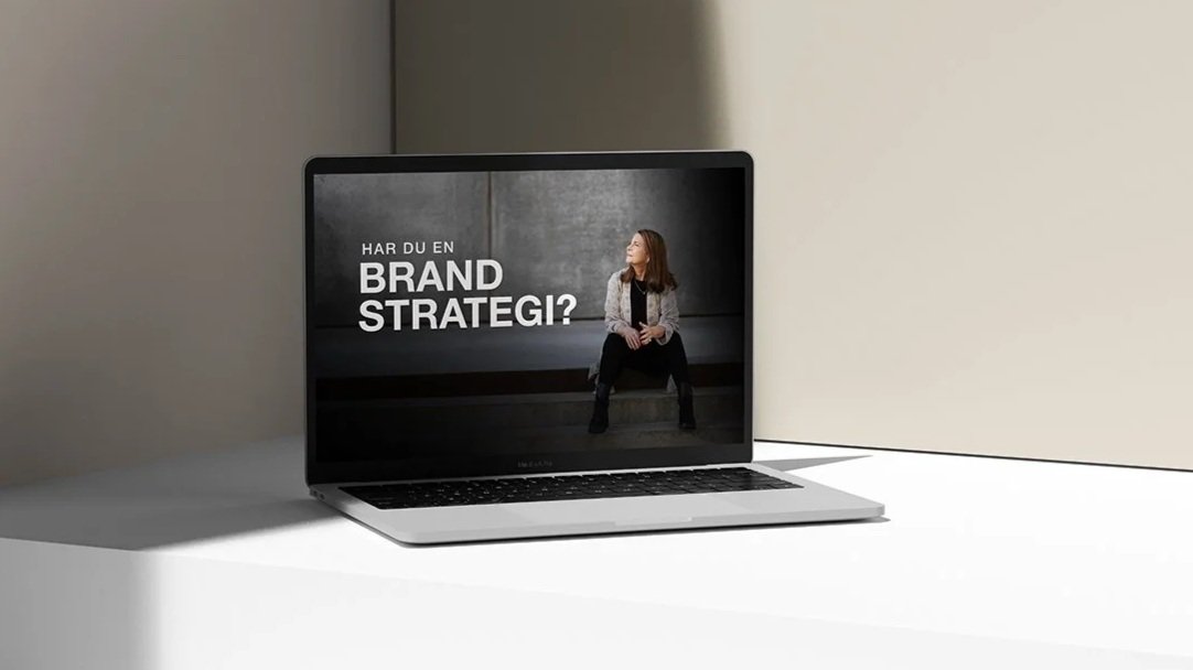 brandstrategi som fundament for webdesign - laptop med billede af Angela Lund - designcoacg.dk