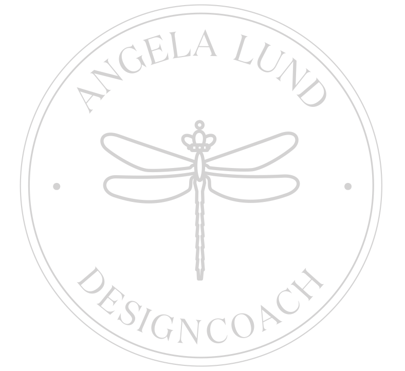 En sort logo med en stiliseret guldsmededrager i midten, omgivet af teksten 'Angela Lund Designcoch' i en cirkel.
