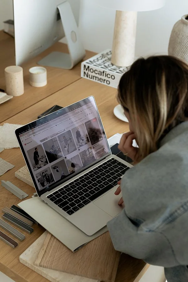 Godt webdesign arbejder også med at hjemmesiden opleves som professionel, autentisk, sammenhængende og troværdig.Billedet viser en webdesigner der arbejder på en laptop.