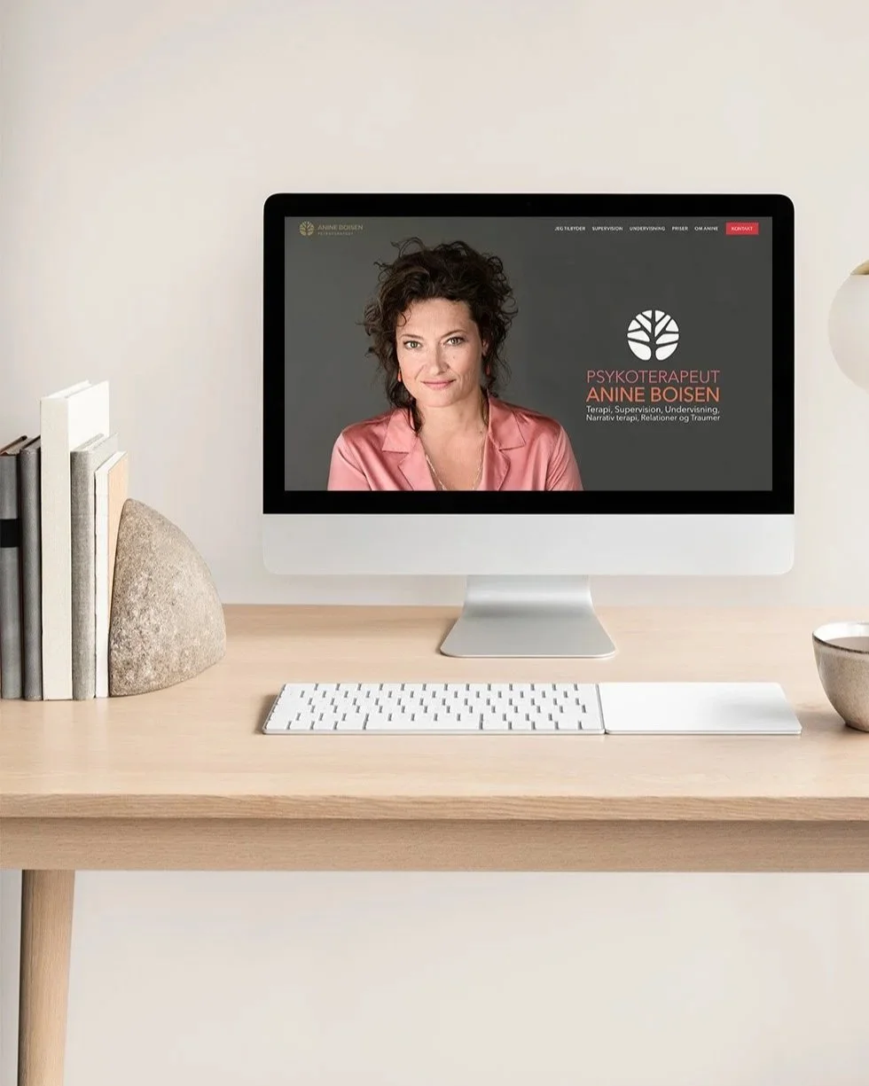 Computer på et skrivebord viser en internationalt anerkendt webdesign for psykolog | psykoterapeut Anine Boisen