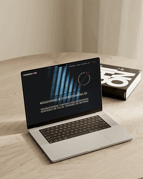 Squarespace webdesign og branding for humanfaktor. Skærmen på computeren viser hjemmesidens forside med titlen 'Rådgivning & Lederuddannelse'