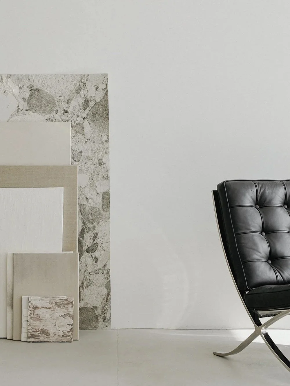 Billede der viser eksempel på finish med materialeprøver og lænestol, som er en  gennemført  design klassiker