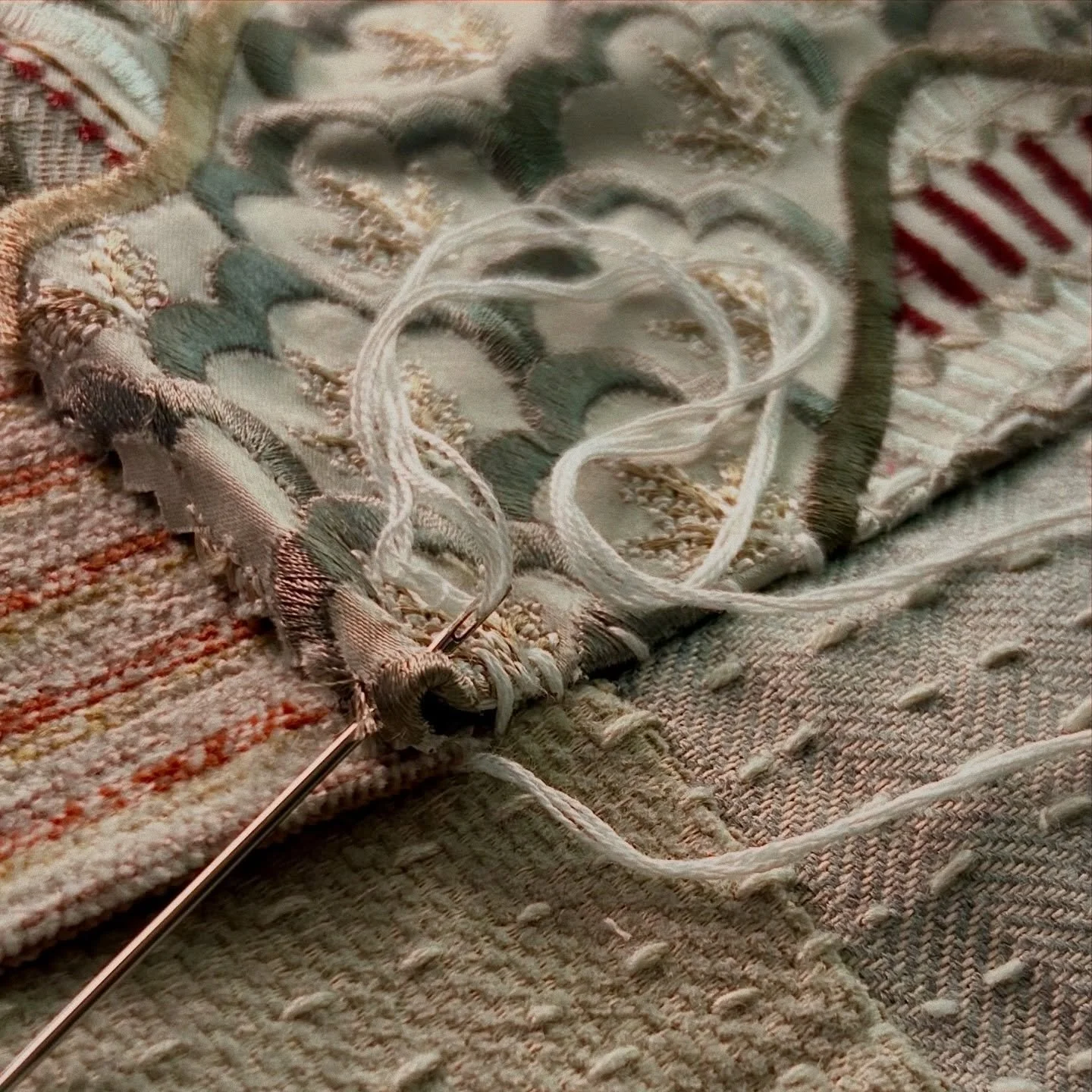 For this series of works;
4 strands of silk fasten 9 layers of textile

I cannot wait to show you this finished piece it&rsquo;s really special and has such a unique feel

#slow #silk #tapestry #inprogress #slowandsteadywinstherace