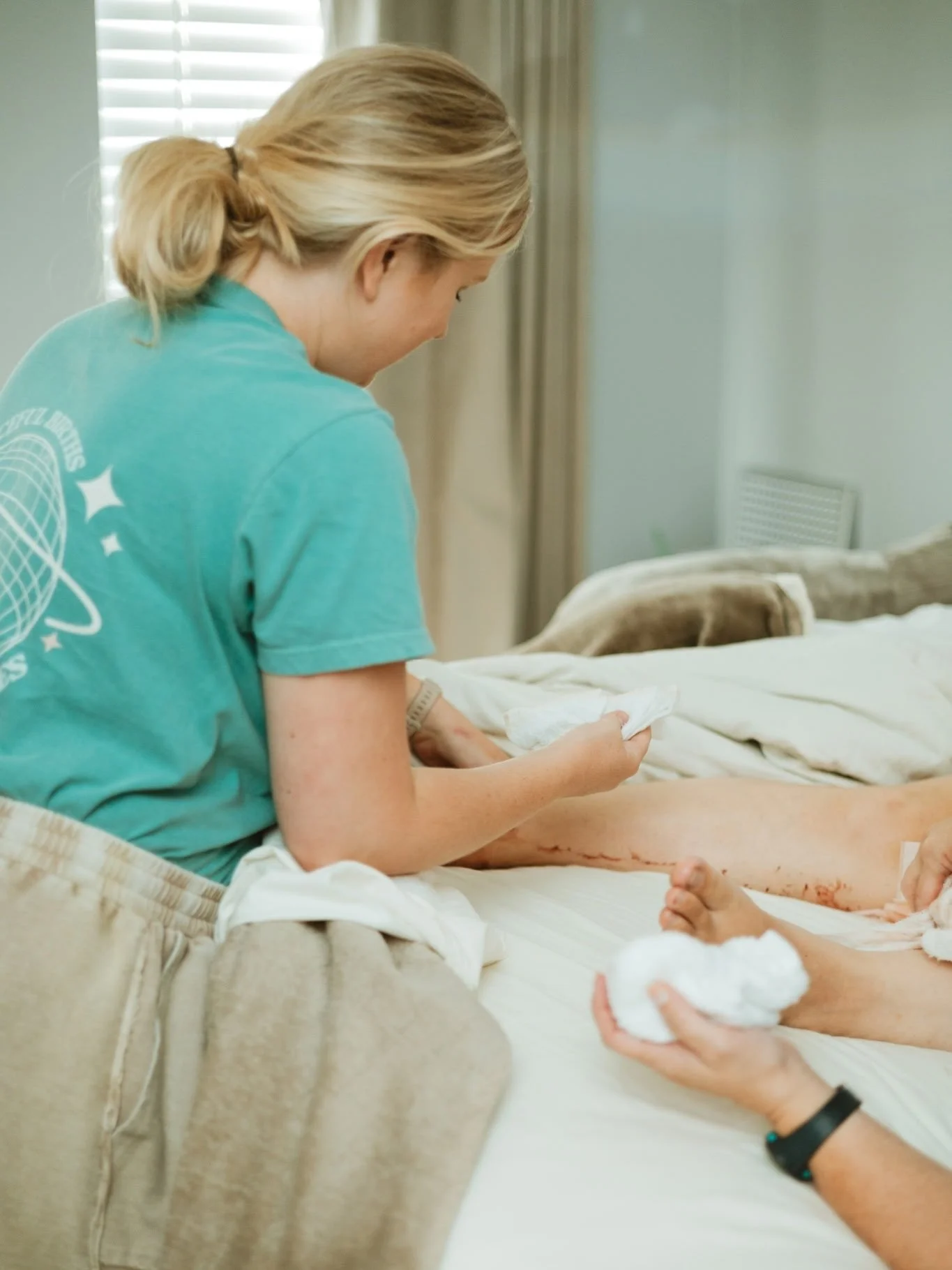 Birth is messy.🩸 

Make sure you have the best care team to help you through it all.

And a doula to help clean up. 🫶🏼

📸: @birthbysky