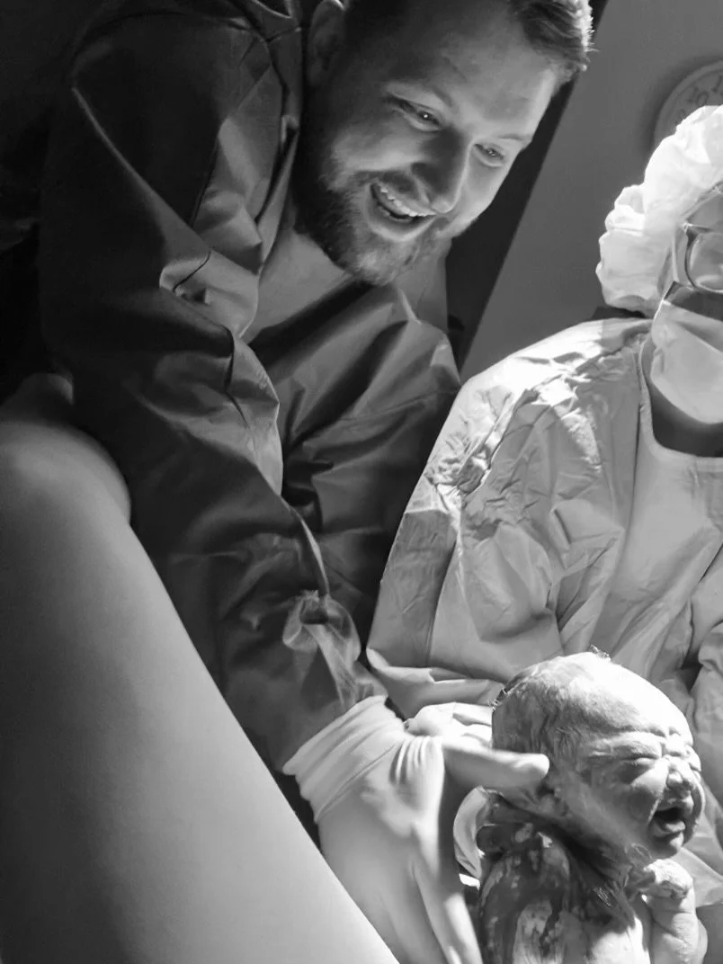 Doulas + dads 🫶🏼

Our job is never to replace dad, but to encourage him. When your birth team works in harmony (dad, doula, nurse, OB/midwife) mom can do her job.. birth her baby.

Some ways doulas help support dads&hellip;

- educating him on all 