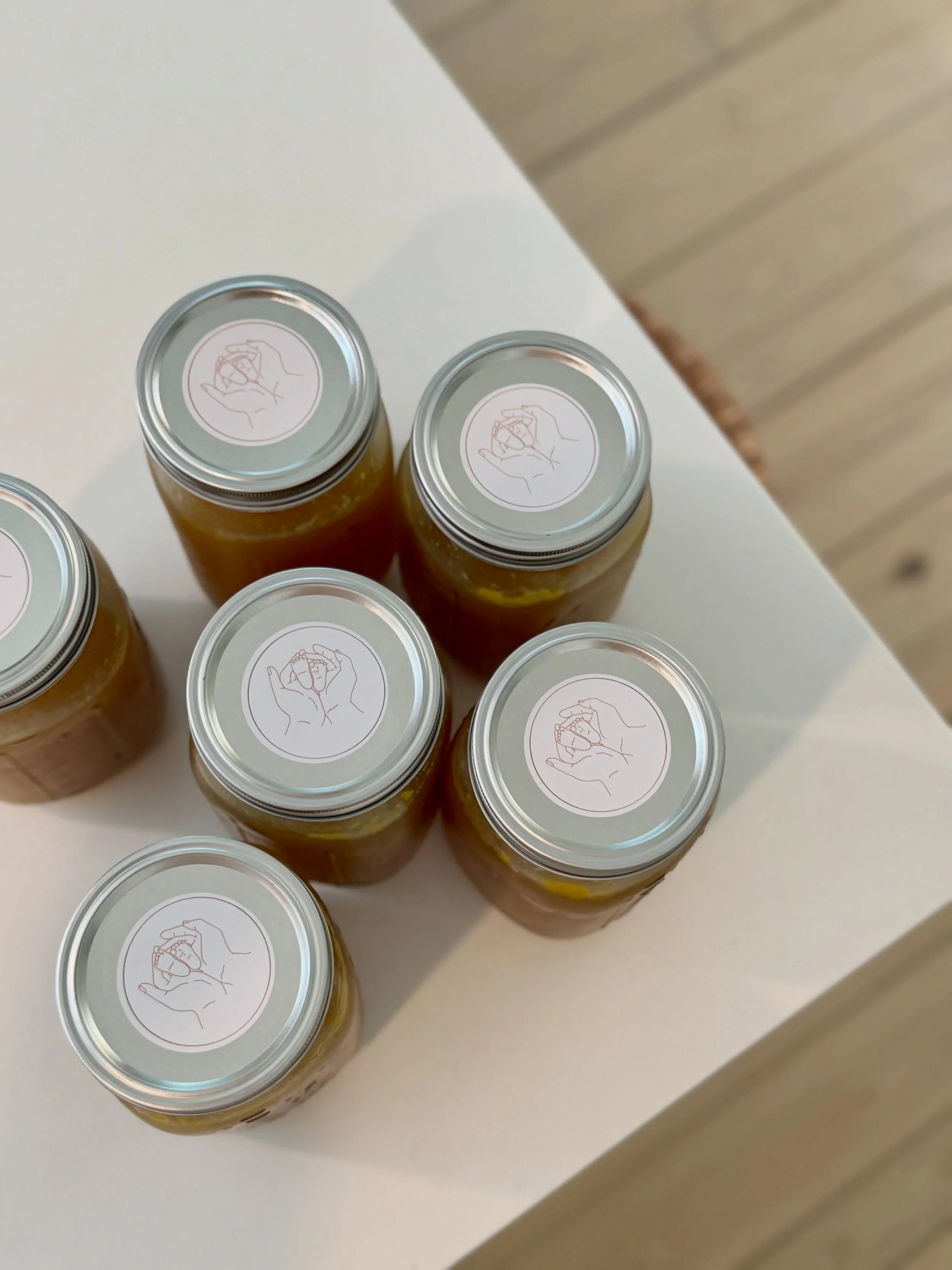 The warmth + nourishment of bone broth is truly unmatched for the postpartum period! It provides comfort and is a powerful tool for recovery and wellness. 🦴🫙

Benefits:
- Nourishment:  bone broth is packed with the good stuff- collagen, gelatin, am