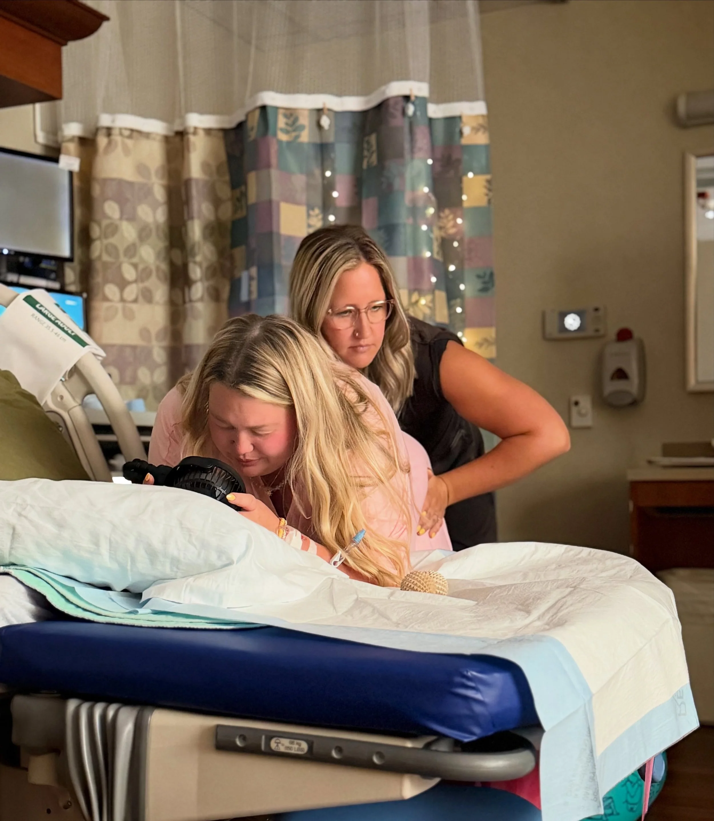 🫱🏼 Double hip squeeze 🫲🏼 ⁣
 ⁣
As your baby descends down and the pelvis expands there can be intense pressure on the sacrum. The double hip squeeze relieves the pressure and helps the pelvis to flare out slightly. This will provides relief for yo
