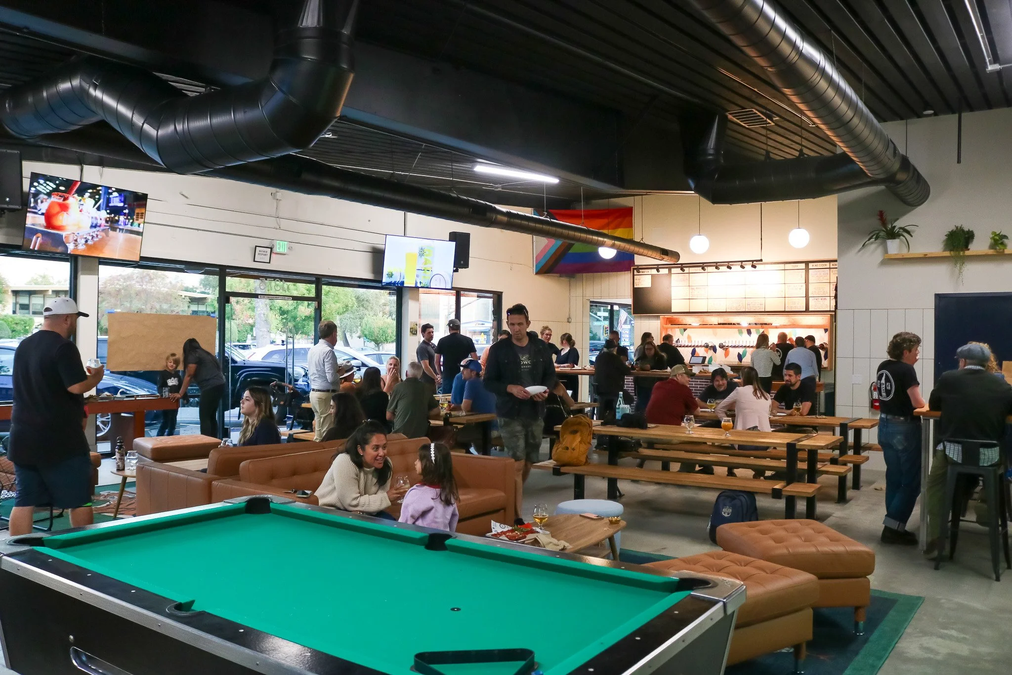 Alternate image of the main area of teh Walnut Creek taproom