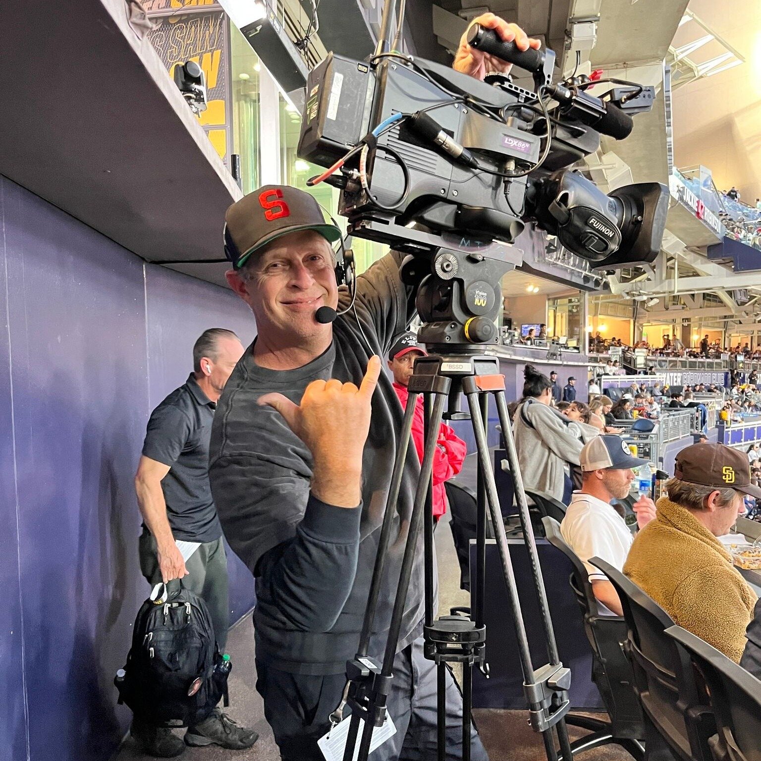 Say 👋 to one of our RF camera operators and long-time #Local795 member, Dave D.! #FunFact: An average broadcast with the Padres and visiting team combined uses 27 cameras (including robo cams), with 13 ops.

#iatse #padres #baseball #cams #cam #came