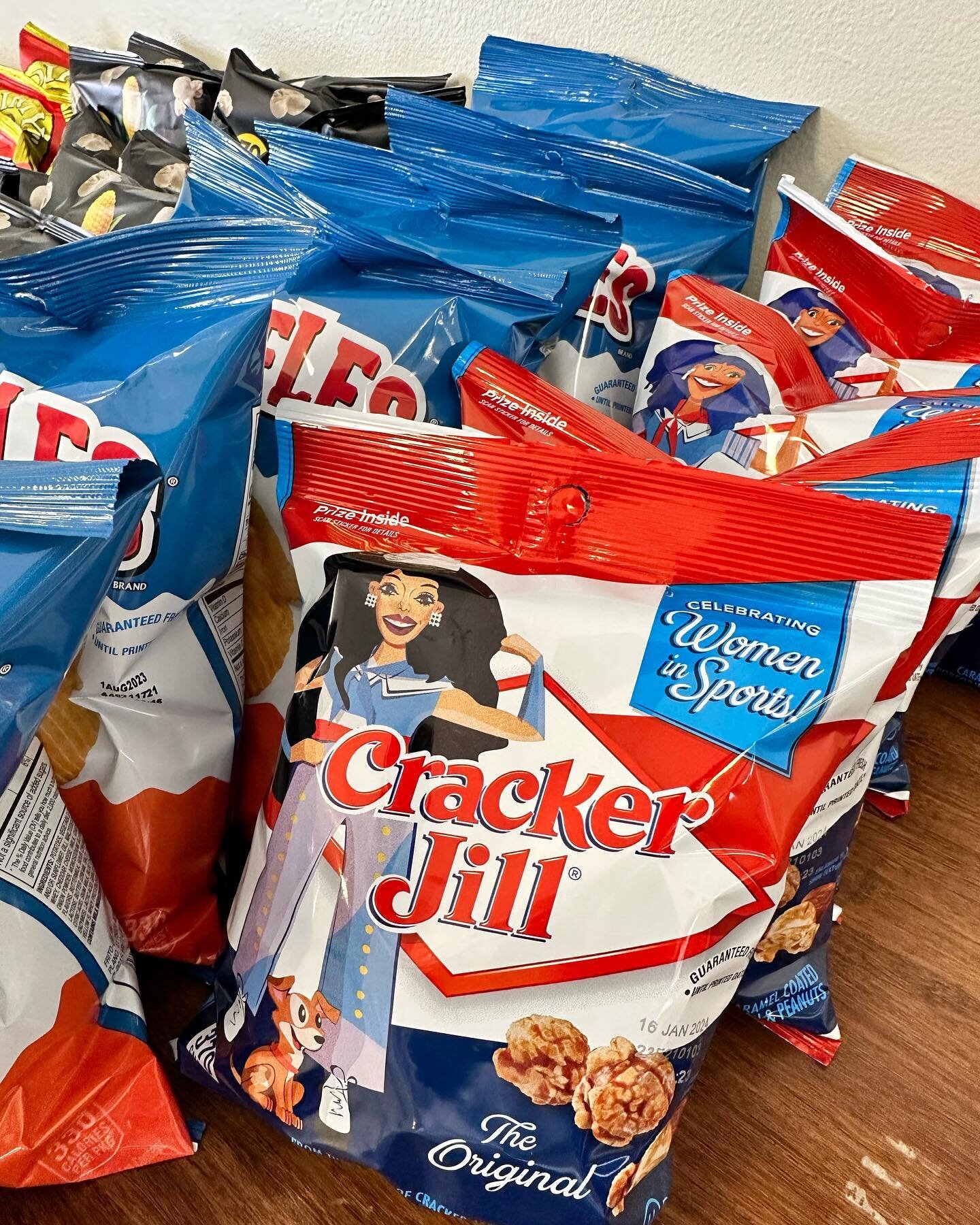 🍿🥜Let&rsquo;s hear it for #CrackerJills, celebrating #WomenInSports! 👏🏼⚾️ They&rsquo;re always a hot commodity in the @padres press box dining. Have you tried them? 

#padres #crackerjacks #baseball #sports @crackerjackofficial_