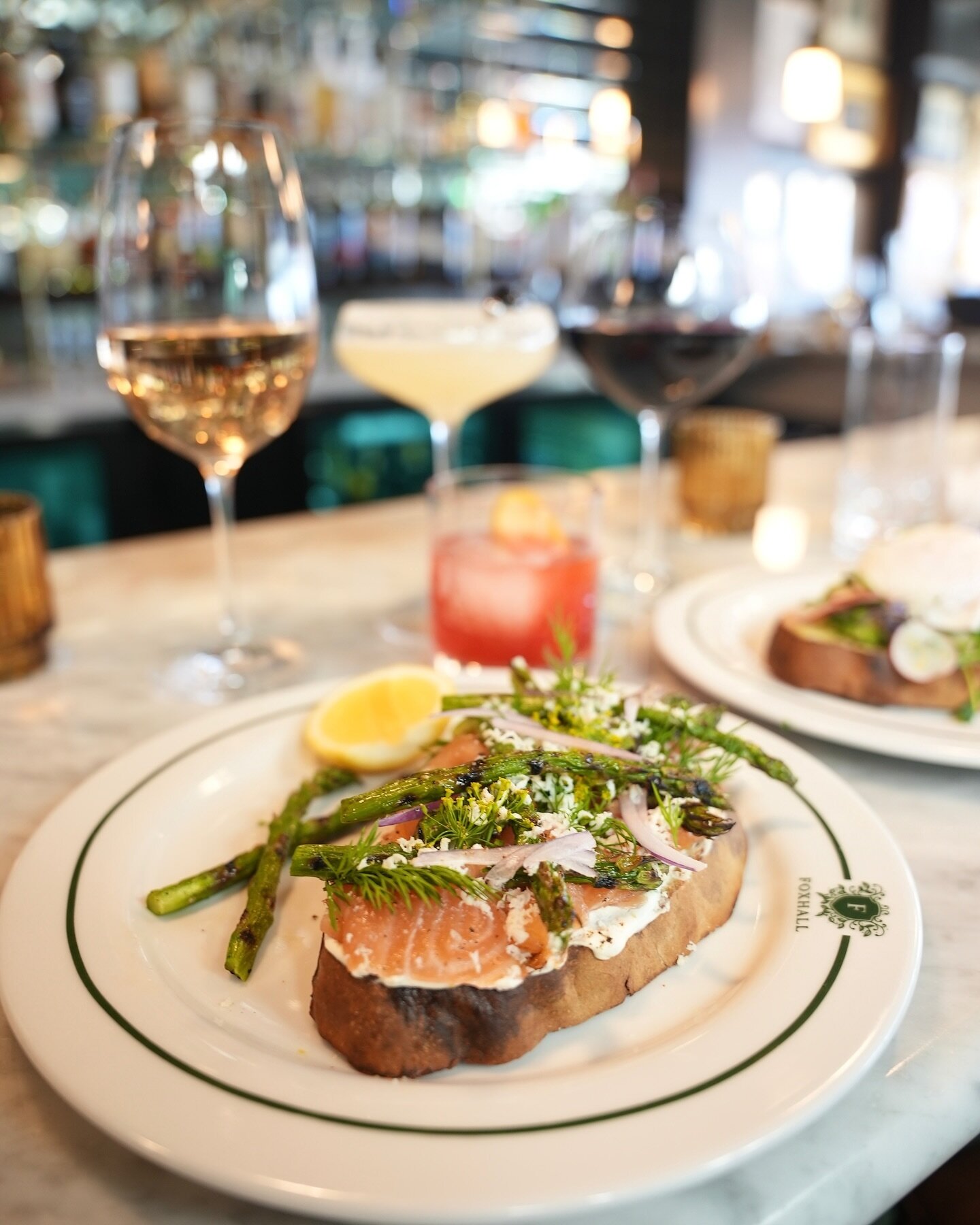 Grilled asparagus and salmon on a thick slice of toast, with a dash of herbs &ndash; exactly what you need for a lunchtime treat. Grab a glass of white and you&rsquo;re all set! 

#losangeles #beverlyhills #LunchGoals #EatWell #deliciousfood