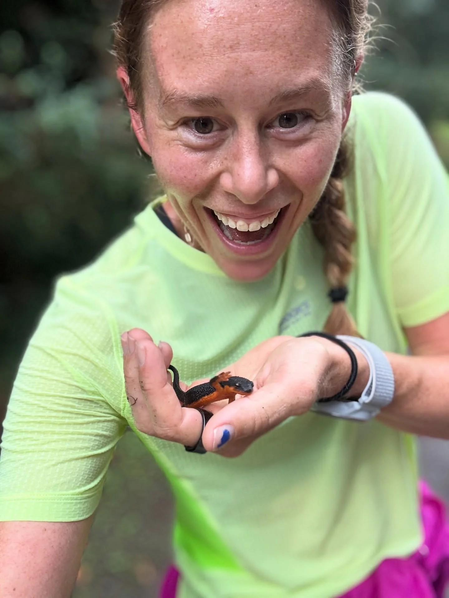 Hi 👋🏼 from my newt friend on the trail 🦎 

Trail running always reminds me: connection happens in the dirt, under the trees, with tiny creatures who remind you to pause and smile. 🌲💛

#trailmagic #hillygoat #runwild #newtfriends
