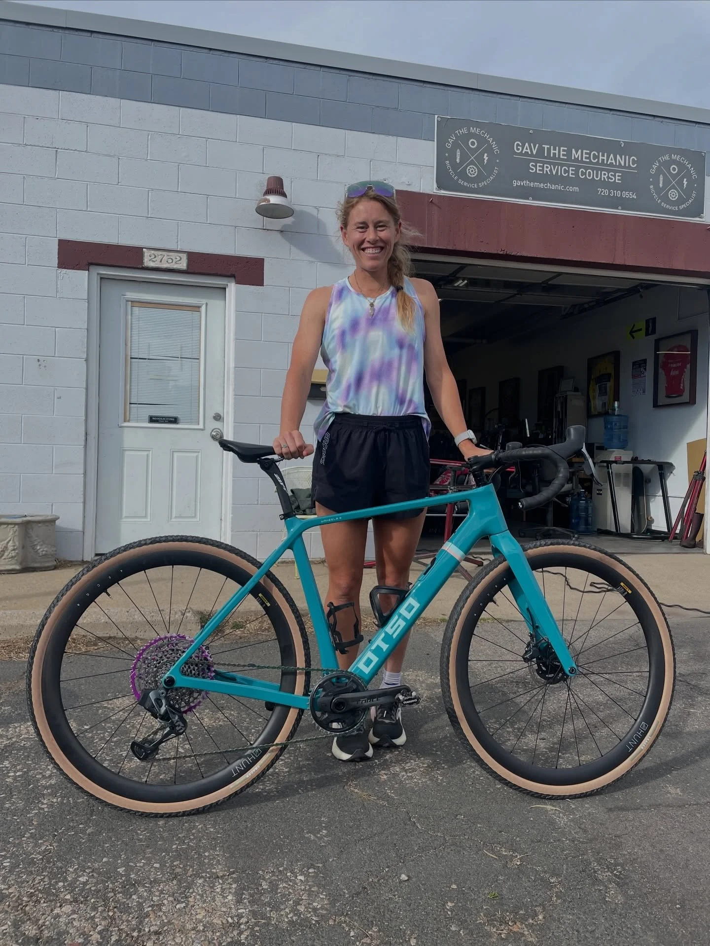 New bike day 😏

This weekend I get to race @midsouthgravel on the brand new @otsocycles Waheela R&hellip; and she&rsquo;s a beauty.

Lightweight carbon race frame.
Room for big 50mm tires.
Aero Kamm-tail tubing.
Stable geometry for when the gravel g