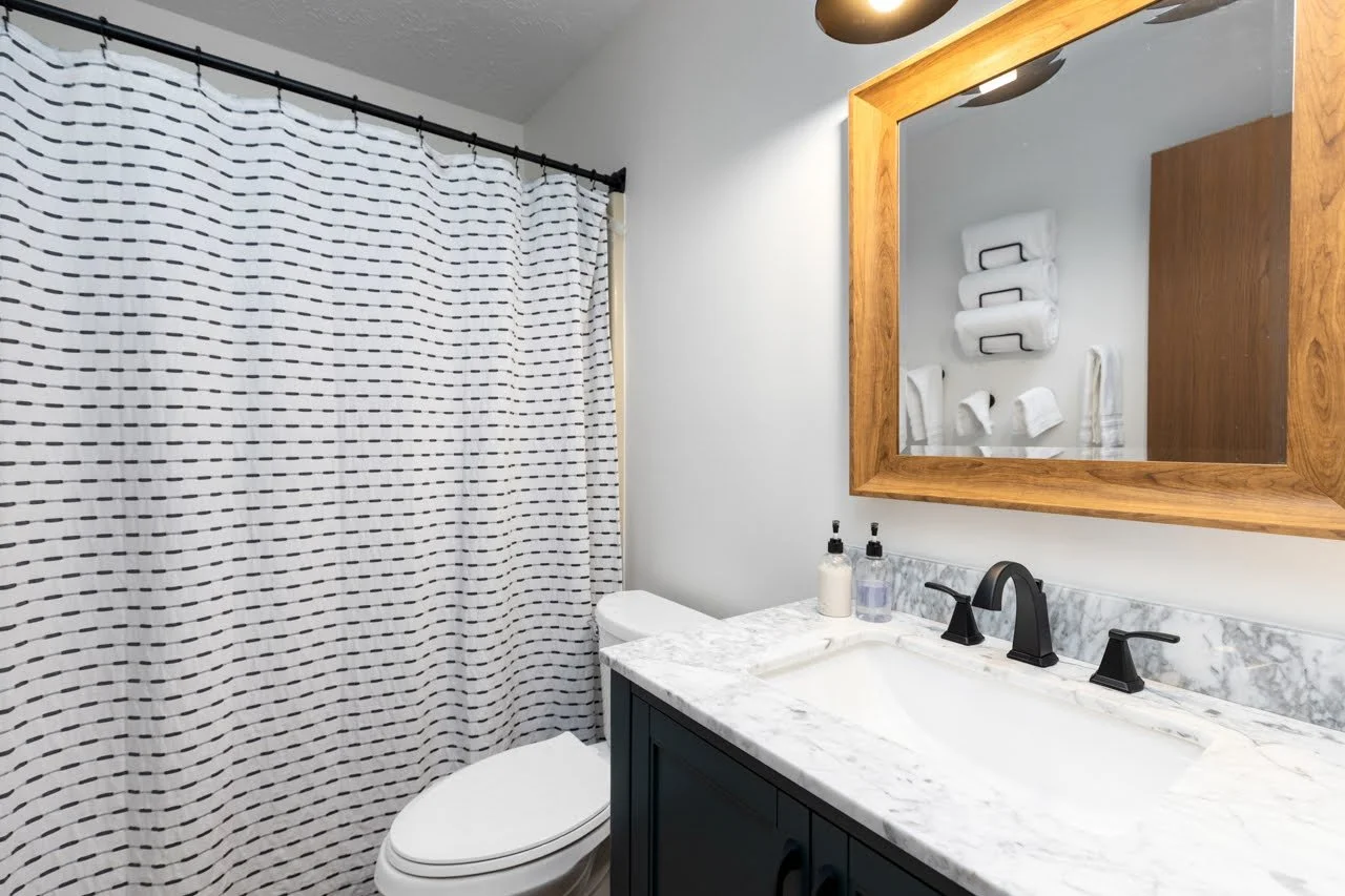 Guestbath1.JPG
