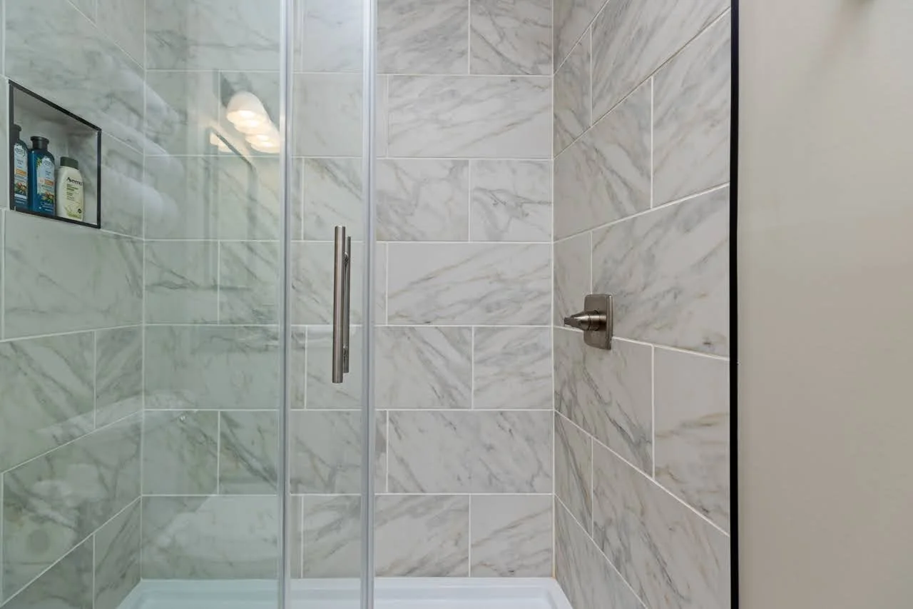 Primary2bath1.JPG