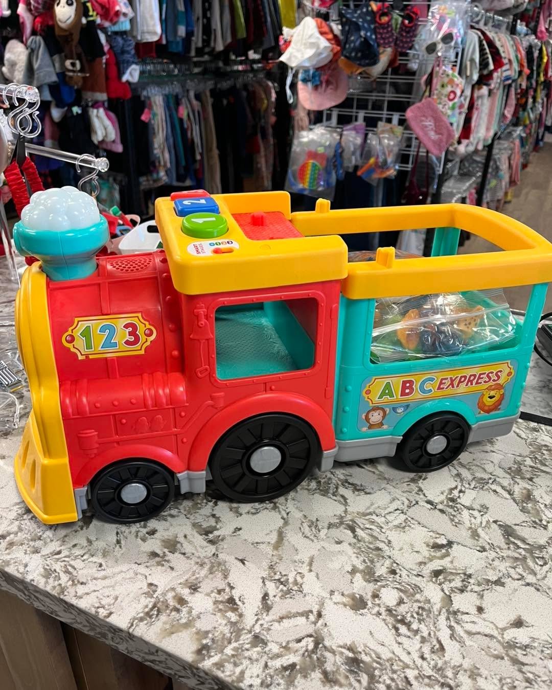 Fisher price little people train with bag of safari animals and a couple friends ! 
Only $14.99
🐻🐵🐯