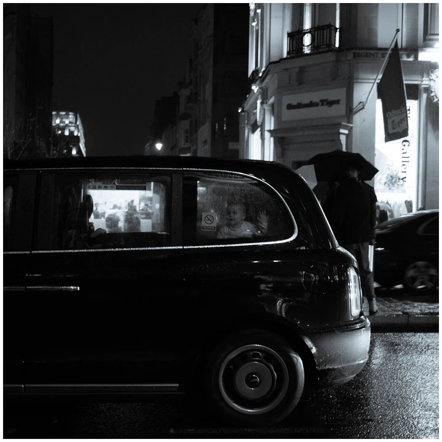 No smoking

#fujifilmx100v #fujifeed #fujilove #fujifilm_global #fuji #fujifilmxseries #fujifilm #streetphotography etphotography #street #london #cab #fujixseries