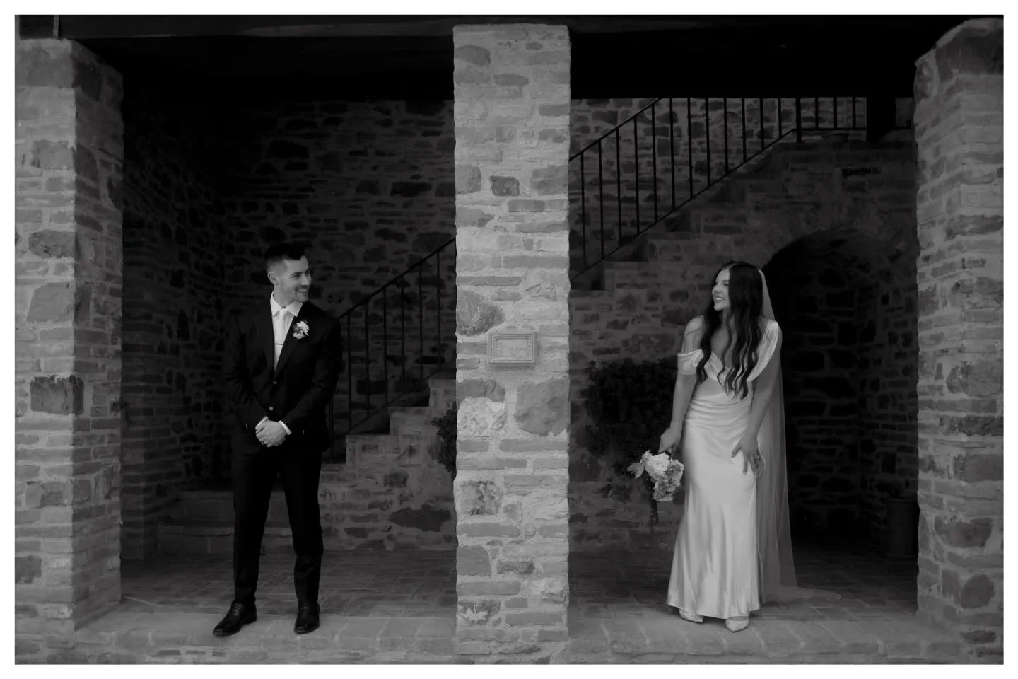 This collection of photos tells the story of the day. I see an excited but nervous hello, intimate and close laughter, celebration with and without loved ones, details, phenomenal kisses, and one big adventure ahead.

@casacornacchi
@fujifilmx_us
#lo