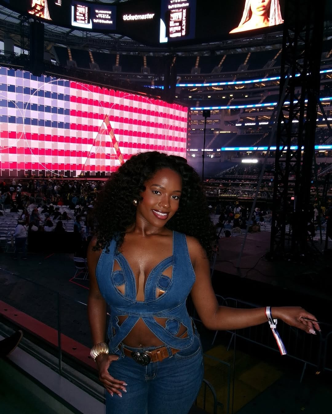 The gorgeous @_aynha got a flipover sew in installed by @xtrandsbyjealynnann using Burmese Curly bundles from our collection to go see Beyonce πβ¨π«£