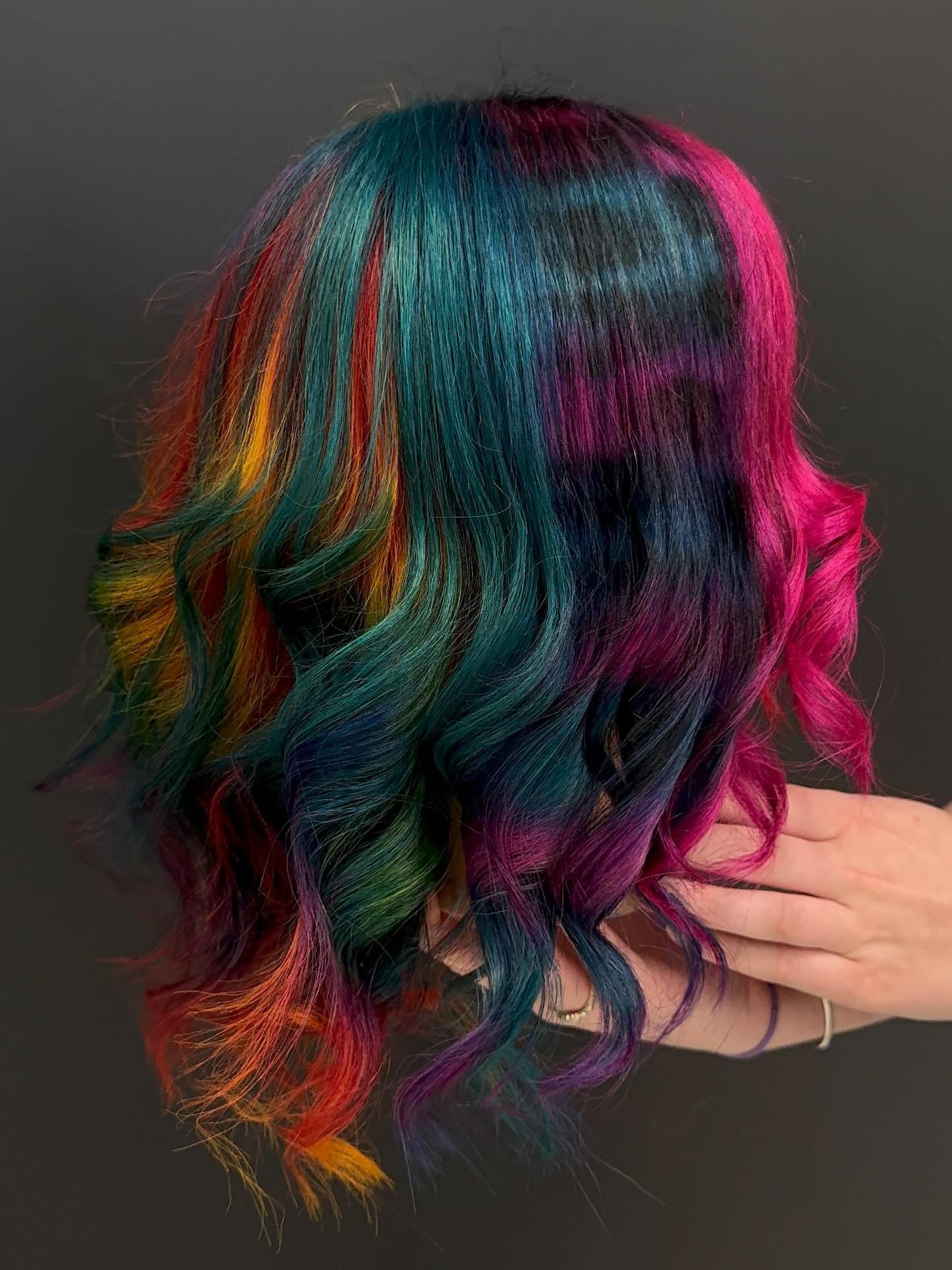 this look is giving wild, colorful, and unapologetically bold. rainbow dimension + cheetah detail = showstopper. 🎨🐾
#hair #rainbowhair #cosmetics #bostonhairstylist #bostonhair #bostonbalayage #massachusettshairstylist #bostonhairsalon
#hairstylist