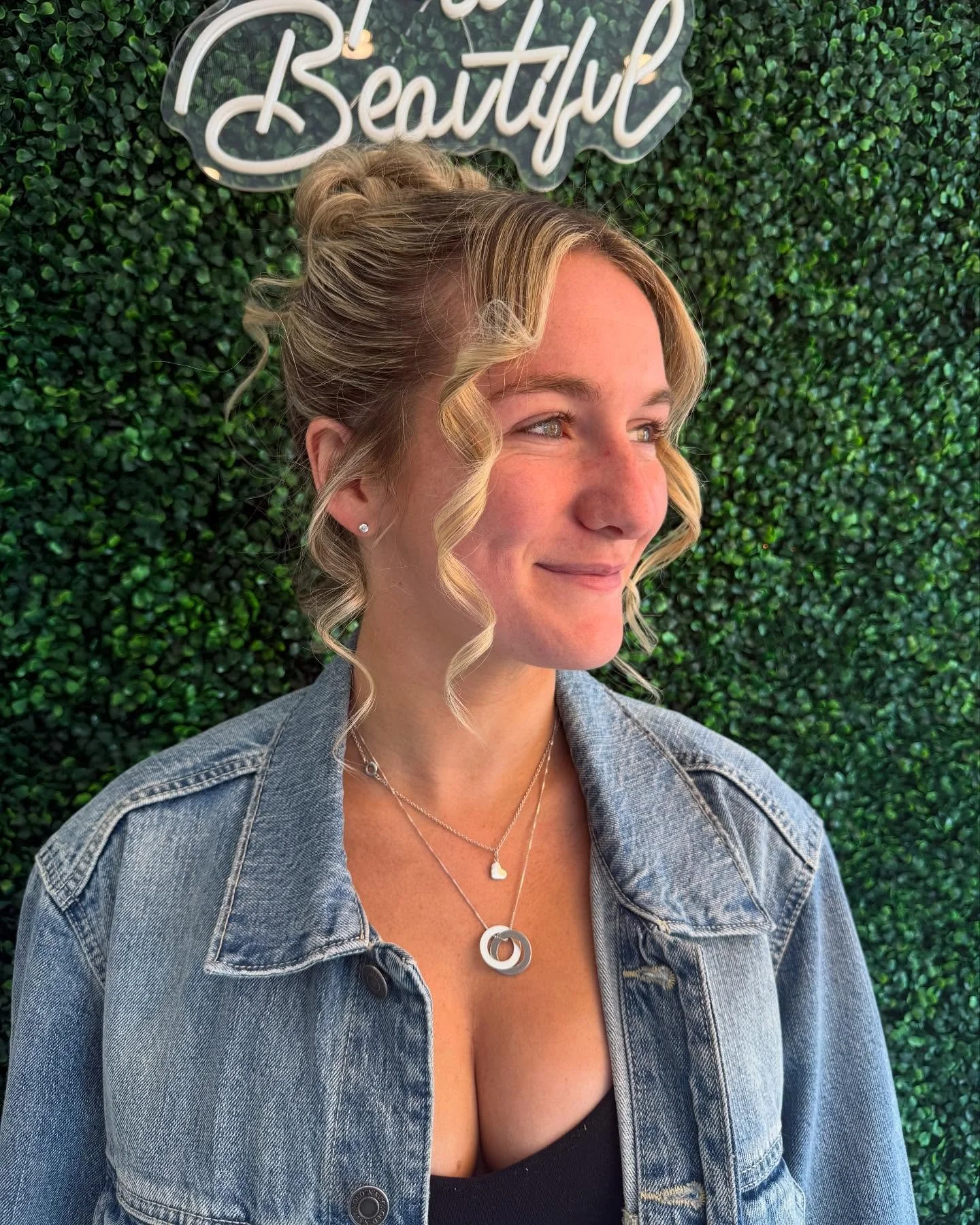 messy bun, but make it cute. effortless style for laid-back days or dressed-up nights!
#MessyBunMagic #CuteAndCasual #EffortlessStyle #HairInspo #BunLife #MessyBunVibes #EverydayGlam #PerfectlyImperfect #ChicMess #collectivacademy #hairstylist #bosto