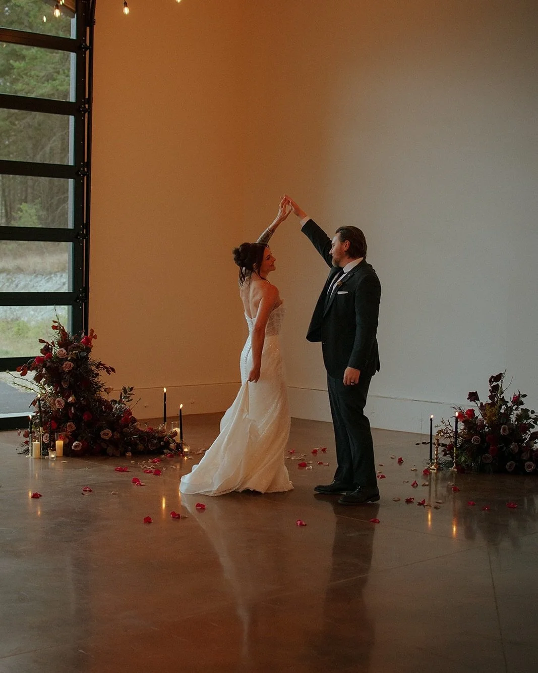 Bring on the cute cozy vibes 
.
.
. 
. 
Still obsessing over this shoot 🤍

Photography : @ashleyvaughnphotography 
Planning &amp; Design:&nbsp;@honey.outwest
Venue:&nbsp;@whitefishpeaks
Rentals &amp; Decor:&nbsp;@rockinbarc&nbsp;@barndooreventrental