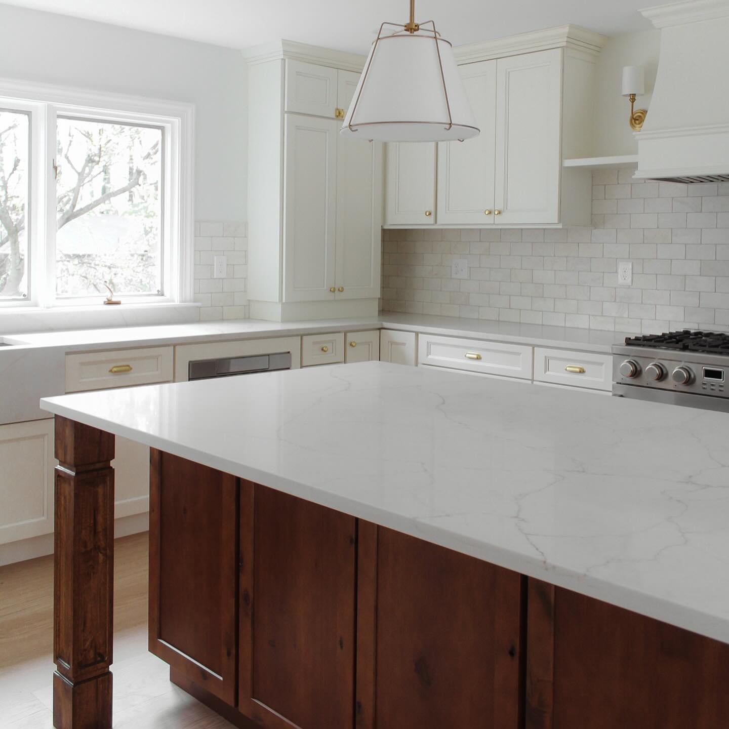 Cream + wood for a classic/rustic kitchen vibe ❤

Design: @intuitive.design_ 
🛠️: @greateastern_contracting 
📸: @megleonardcodesign 

Annapolis interior design. Kitchen design. #intudesign