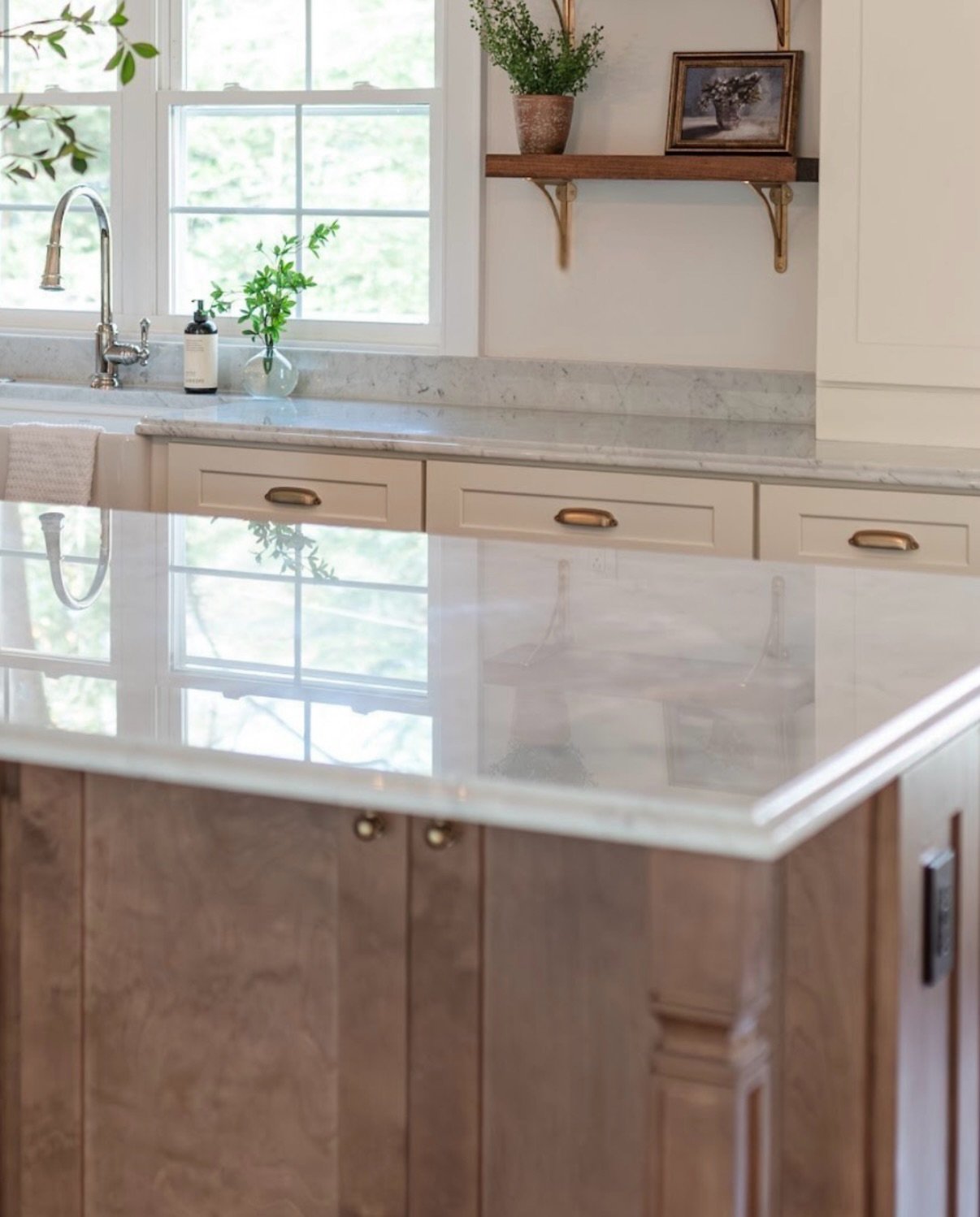 Effortless flow from space to space.

Browns and creams layered with brass and polished nickel give this kitchen + dining room that timeless, lived-in feel. 🤎 Shout out to true marble countertops with an ogee edge; we&rsquo;ll love you forever! 

🛠