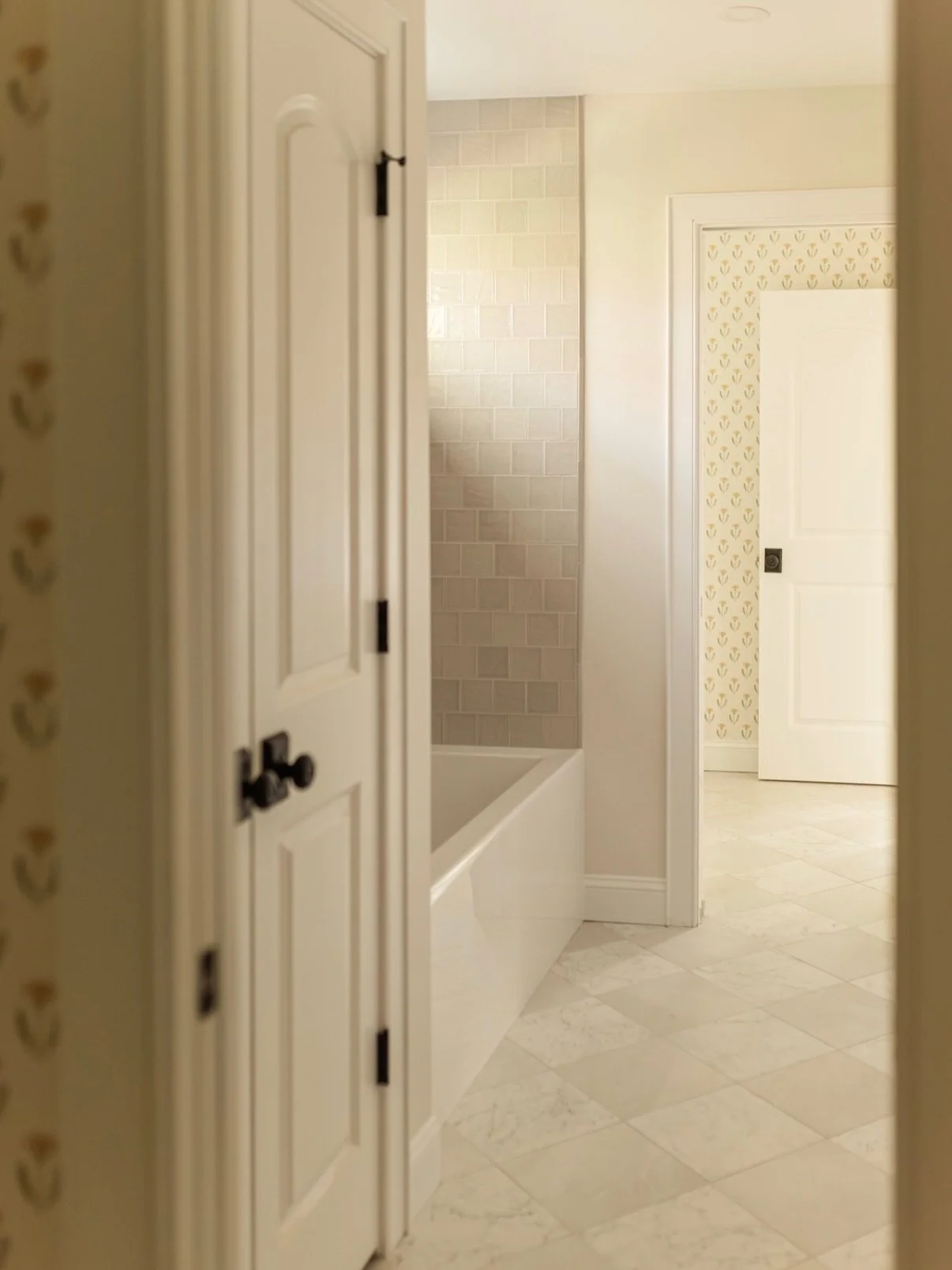 &rsquo;Tis always the season for floral wallpaper + checkered floors over here.

This Jack-and-Jill kids bath connects two bedrooms&mdash;each with its own toilet and vanity, while sharing the tub and linen closet.

🔨: @greateastern_contracting 
📸: