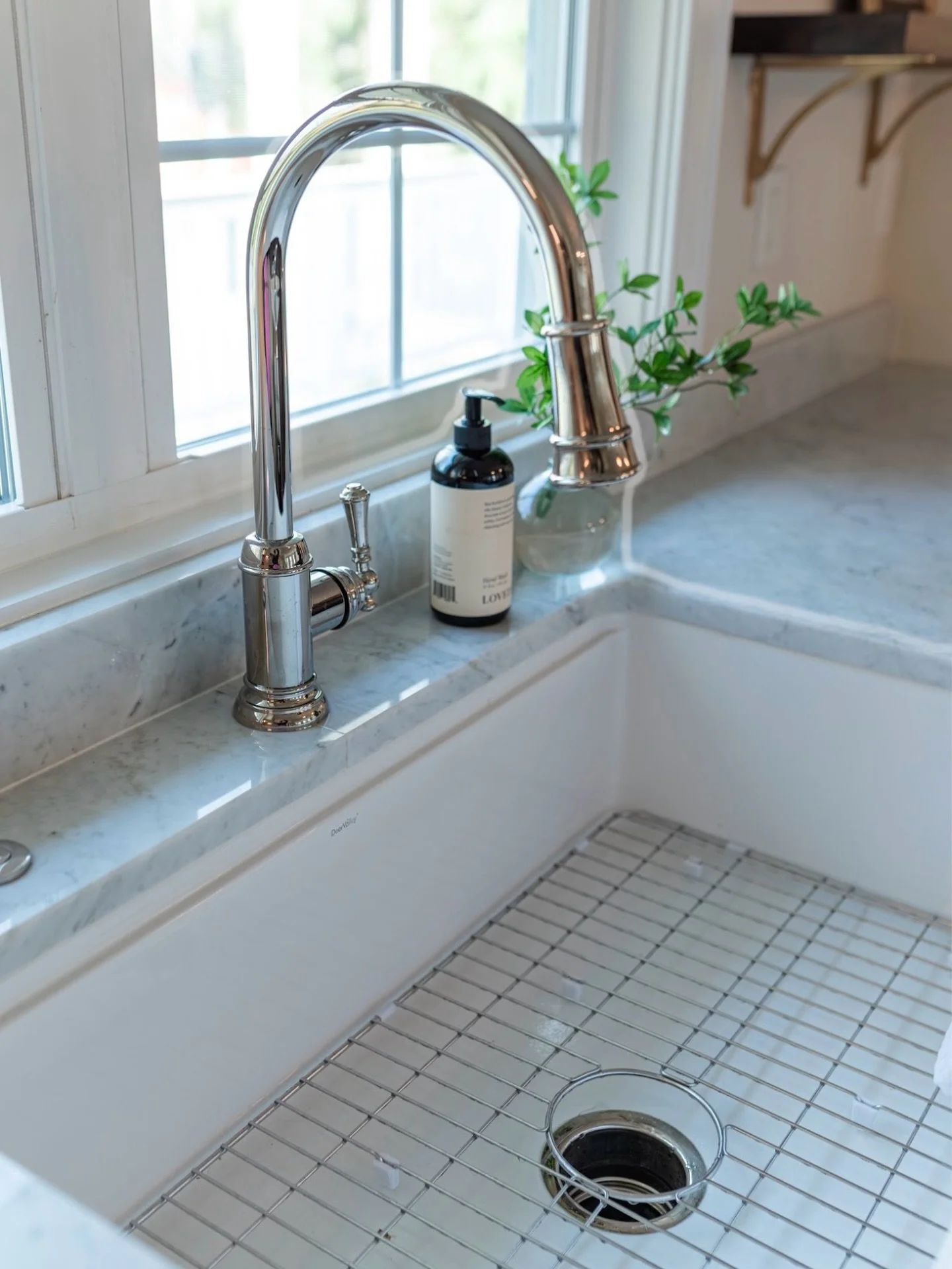 We cringe a little when contractors steer clients away from natural stone. PSA: @greateastern_contracting would never steer you away from natural stone. They know better. 😜

Quartz and porcelain absolutely have a time and place &mdash; and there are