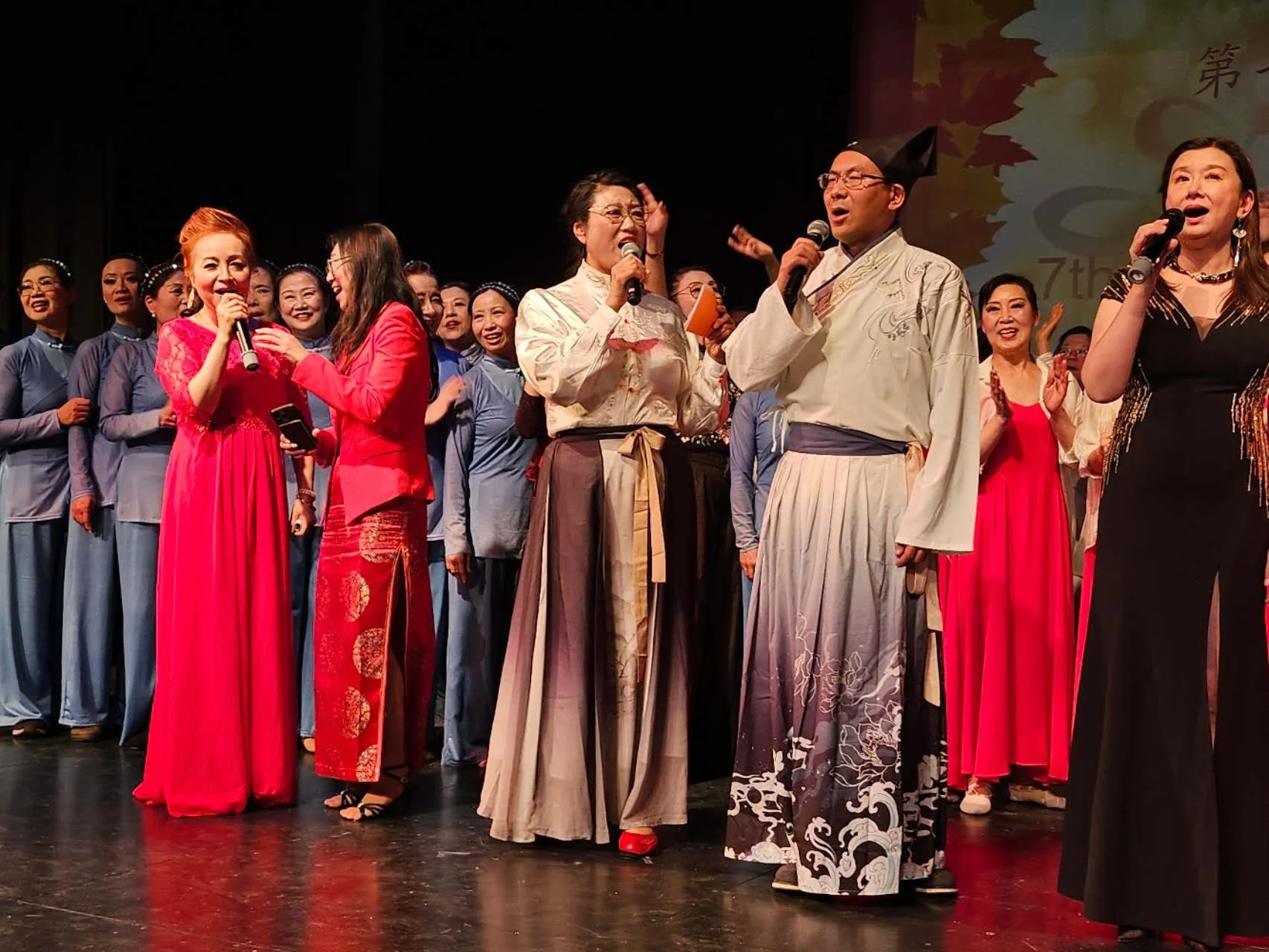 中加文化交汇：东枫彩第七届“枫韵溢彩”文艺晚会精彩绽放