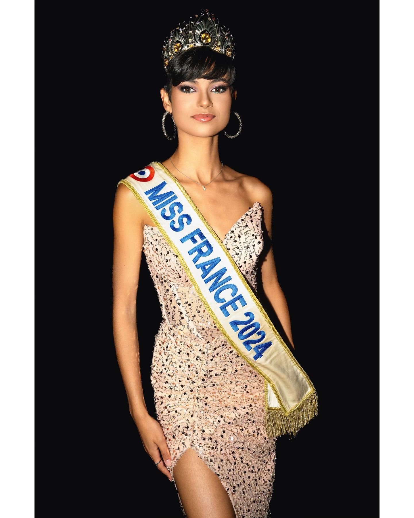 The beautiful @evegillesoff (@missfranceoff) shot @royalpalacekirrwiller &amp; @missalsaceofficiel